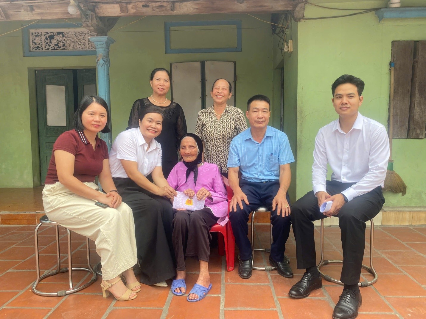 BÍ THƯ ĐẢNG ỦY XÃ PHÙ LINH TRƯƠNG NGỌC LAN THĂM HỎI, TẶNG QUÀ NGƯỜI CÓ CÔNG XÃ PHÙ LINH NHÂN KỶ NIỆM 50 NĂM NGÀY GIẢI PHÓNG MIỀN NAM, THỐNG NHẤT ĐẤT NƯỚC